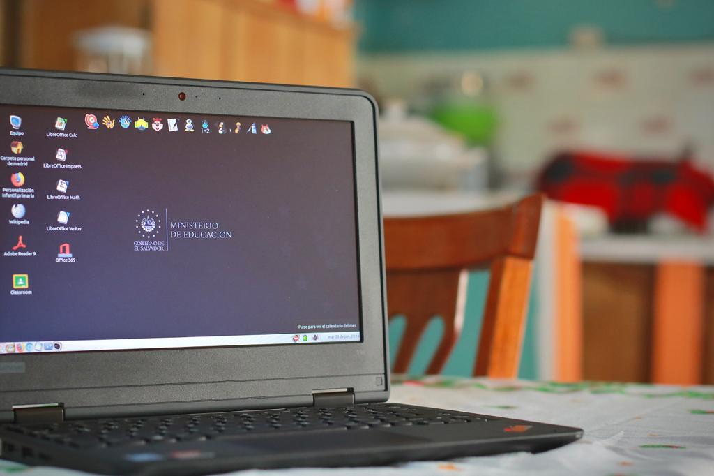 Educación entrega las primeras 9,000 computadoras portátiles a docentes graduados en Google Classroom educacion-entrega-las-primeras-9000-computadoras-portatiles-a-docentes-graduados-en-google-classroom